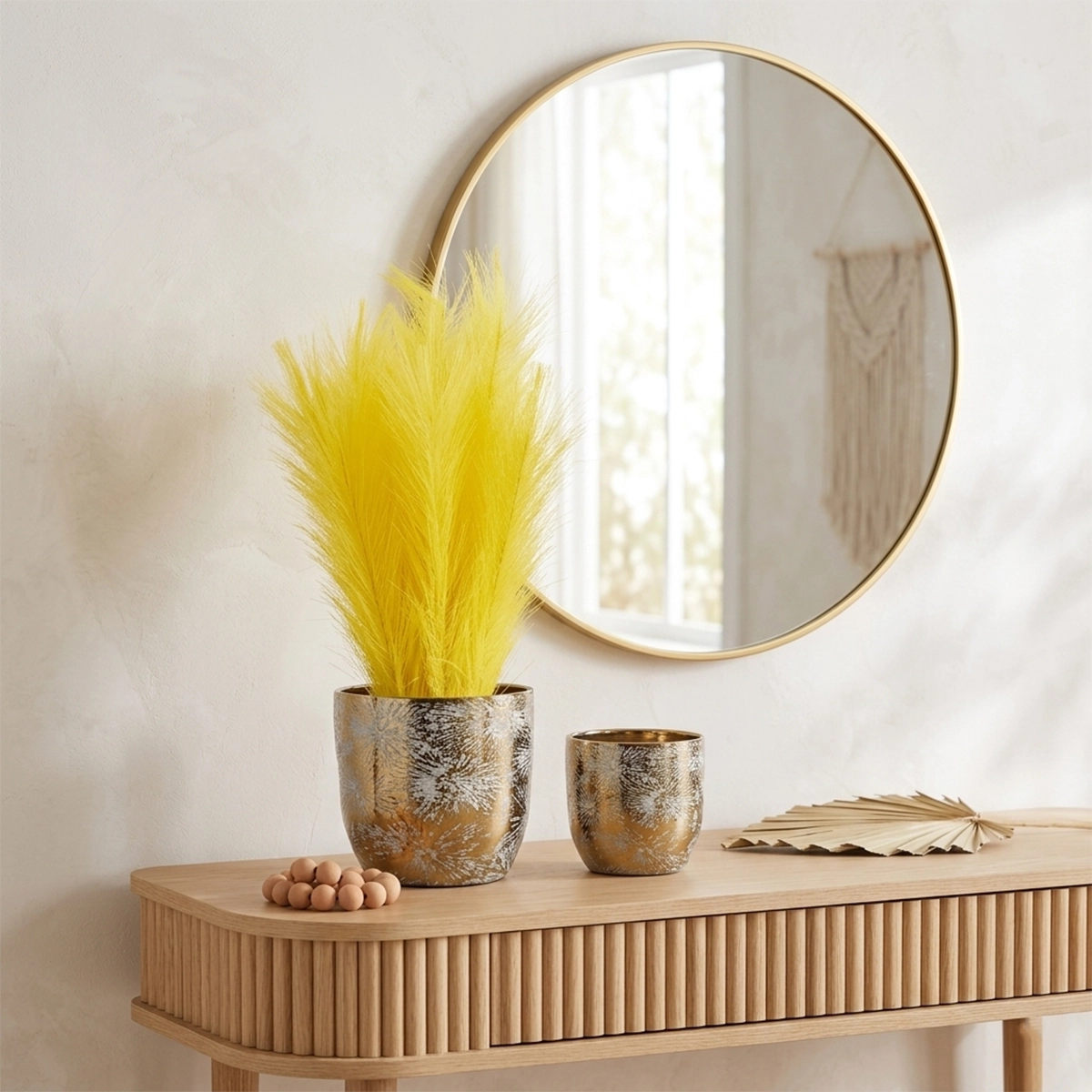 04-1 Vase de table en grès avec une collection de plumes jaunes – Image 1