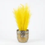 Vase de table en grès avec une collection de plumes jaunes – Image 2