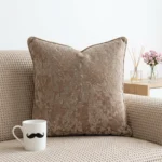 Housse de Coussin Décorative en Velours Marbré Beige et Or Luxueux - Coussin Carré avec Passepoil.