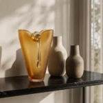 Vase artisanal en verre ambré avec effet coulant transparent - Centre de table décoratif moderne