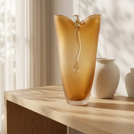 Vase Élégant en Verre Ambre Givré avec Accent Sculptural de Goutte - Décoration Moderne de Grande Taille pour la Maison.