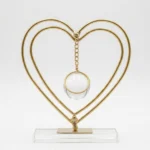 Sculpture Cœur Dorée Moderne avec Sphère en Verre Suspendue et Base en Acrylique - Décoration Romantique de Table – Image 2