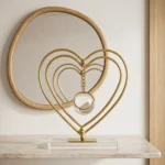 Sculpture Cœur Dorée Moderne avec Sphère en Verre Suspendue et Base en Acrylique - Décoration Romantique de Table