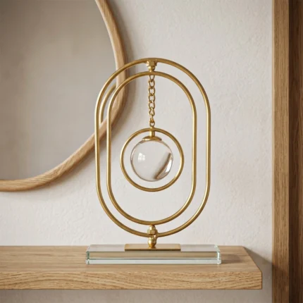 Sculpture Géométrique Moderne en Arc Doré avec Sphère en Verre Suspendue et Base en Acrylique Transparente - Décoration de Table Contemporaine
