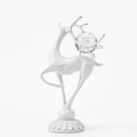 Figurine de Cerf Blanche Moderne avec Sphère en Verre - Statue Élégante de Cerf en Résine avec Bois pour Décoration d'Étagère – Image 2