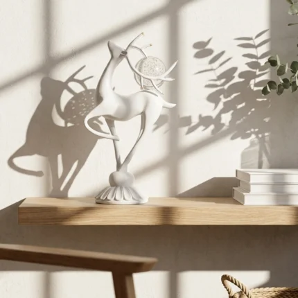 Figurine de Cerf Blanche Moderne avec Sphère en Verre - Statue Élégante de Cerf en Résine avec Bois pour Décoration d'Étagère