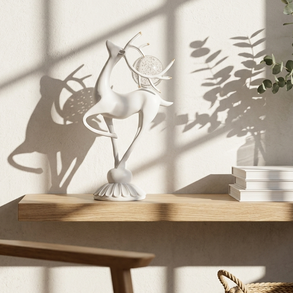 34 Figurine de Cerf Blanche Moderne avec Sphère en Verre - Statue Élégante de Cerf en Résine avec Bois pour Décoration d'Étagère – Image 1