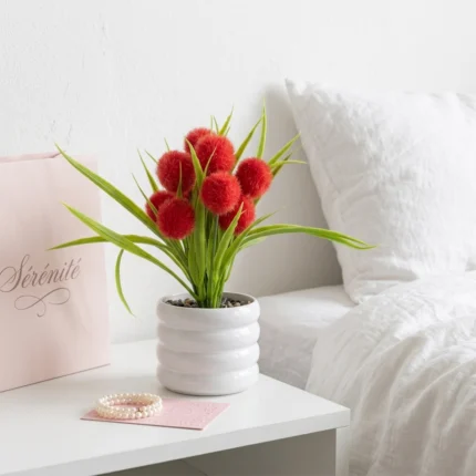 Plante Artificielle à Fleurs Rouges Pompons dans Pot en Céramique Blanche Côtelée - Décoration Moderne de Fausse Végétation pour Maison et Bureau