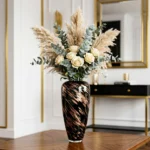 Grand Vase en Verre Noir et Bronze à Motifs Tourbillonnants avec Arrangement d'Herbe de la Pampa et de Roses.