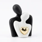 Figurine de Couple Abstraite Moderne en Résine - Noir et Blanc avec Cœur Doré pour Décoration Intérieure et Cadeau de Mariage – Image 2