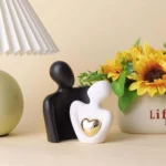 Figurine de Couple Abstraite Moderne en Résine - Noir et Blanc avec Cœur Doré pour Décoration Intérieure et Cadeau de Mariage