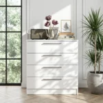 Commode Moderne Blanche à 4 Tiroirs - Meuble de Rangement en Bois Mélaminé avec Poignées Argentées.