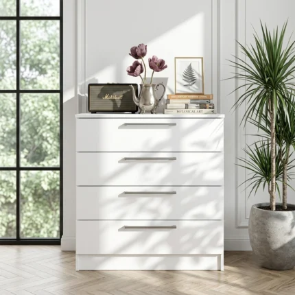 Commode Moderne Blanche à 4 Tiroirs - Meuble de Rangement en Bois Mélaminé avec Poignées Argentées.