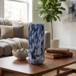 Écume Marine – Vase Cylindrique Artisanal en Verre Bleu Moucheté
