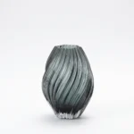 Torsade Ardoise – Vase Sculptural Artisanal en Verre Cannelé – Image 2