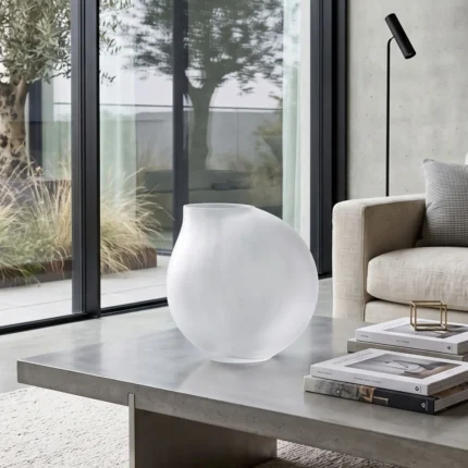 Sphère Asymétrique – Vase d'Art Artisanal en Verre Soufflé Dépoli