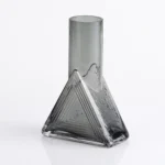 Pyramide Fumée – Vase Géométrique Artisanal en Verre Soufflé – Image 2